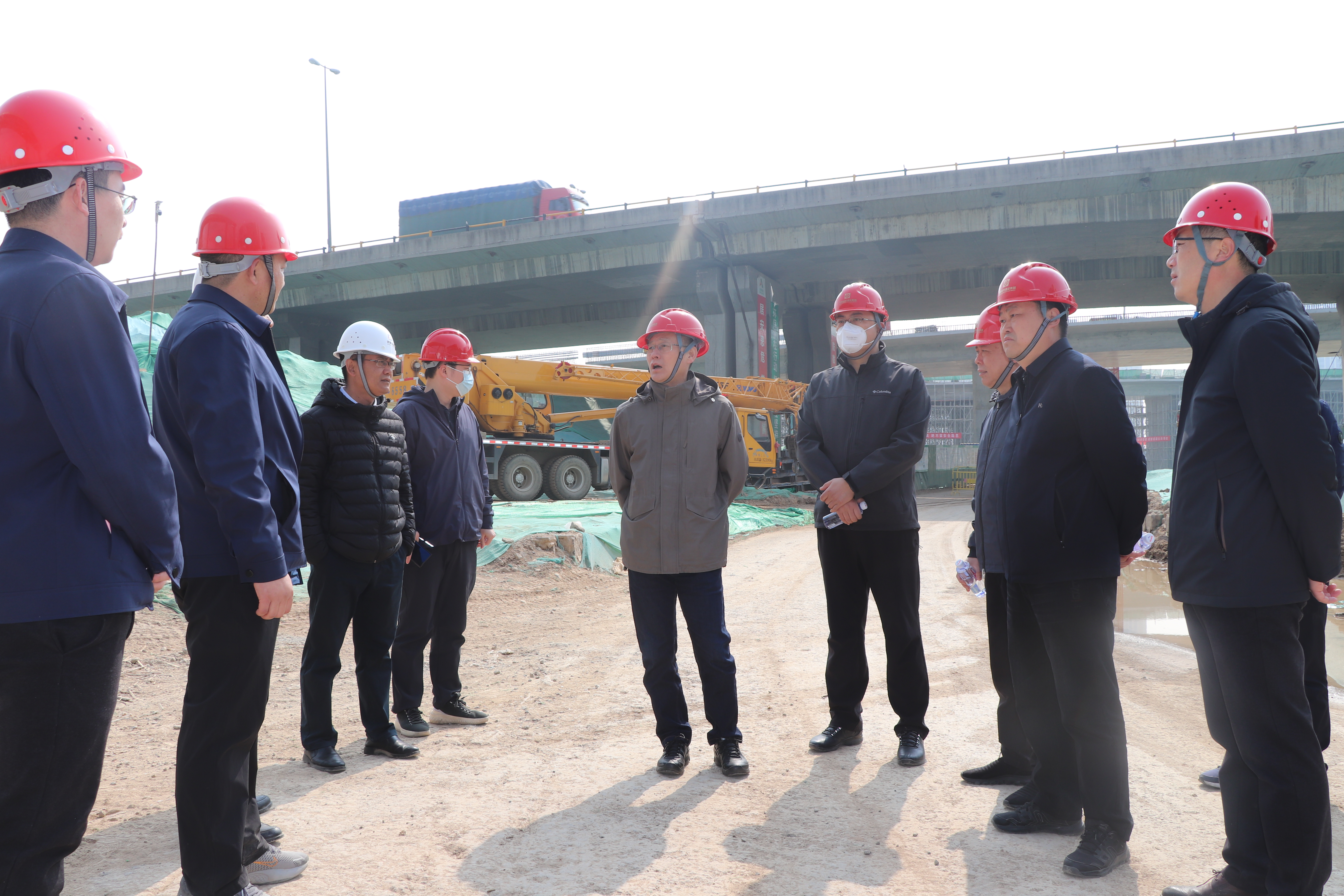 城市建設(shè)集團黨委副書記、總經(jīng)理許為民到零點立交項目督導(dǎo)檢查安全生產(chǎn)工作